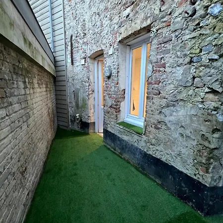 Au Petit Bonheur Apartment *